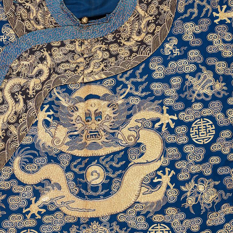 ROBE. Embroidered silk. Height 129 cm. China late Qing dynasty.