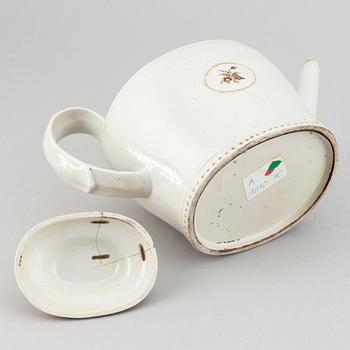 A famille rose teapot with cover, Qing dynasty, Jiaqing (1796-1820).