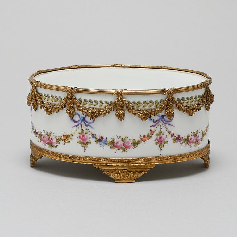 A porcelain bowl with a mark similar to Sèvres, around the year 1900.