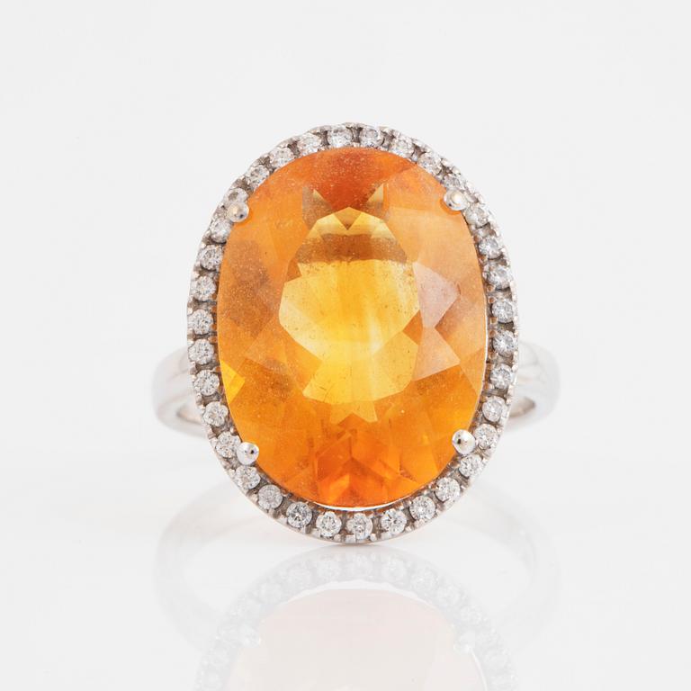 Citrine and small brilliant-cut diamond cocktailring.