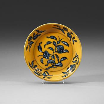 327. A yellow glazed blue and white dish, Ming dynasty, with Chenghuas six character mark and period (1465-87).