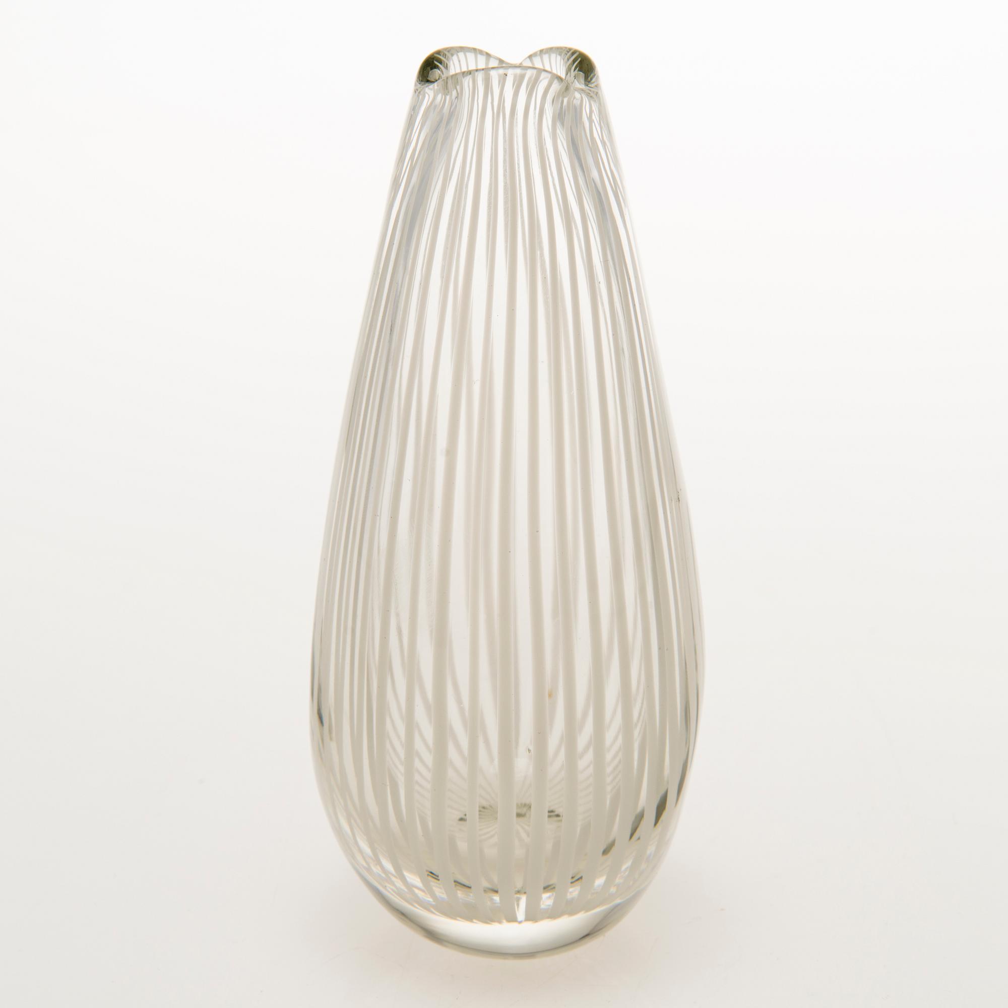 NANNY STILL, "Vuokko" maljakko ja kaksi "Tohveli" maljaa, signeeratut Riihimäen Lasi Oy Nanny Still. 1950-luku.