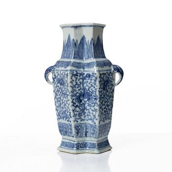 Karott med lock samt vas, porslin. Qingdynastin, 1800-tal.
