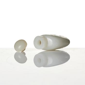 A white nephrite snuff bottle with stopper, Qing dynasty (1644-1912).