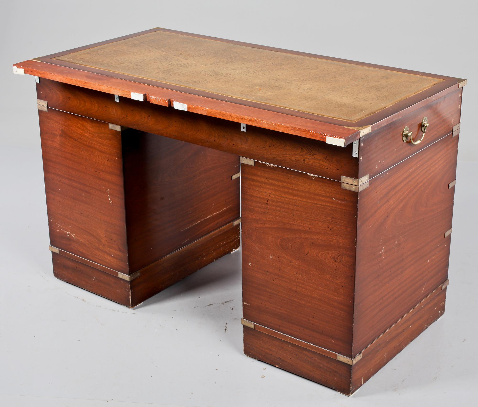 SKRIVBORD, engelsk stil, 1900-talets andra hälft.