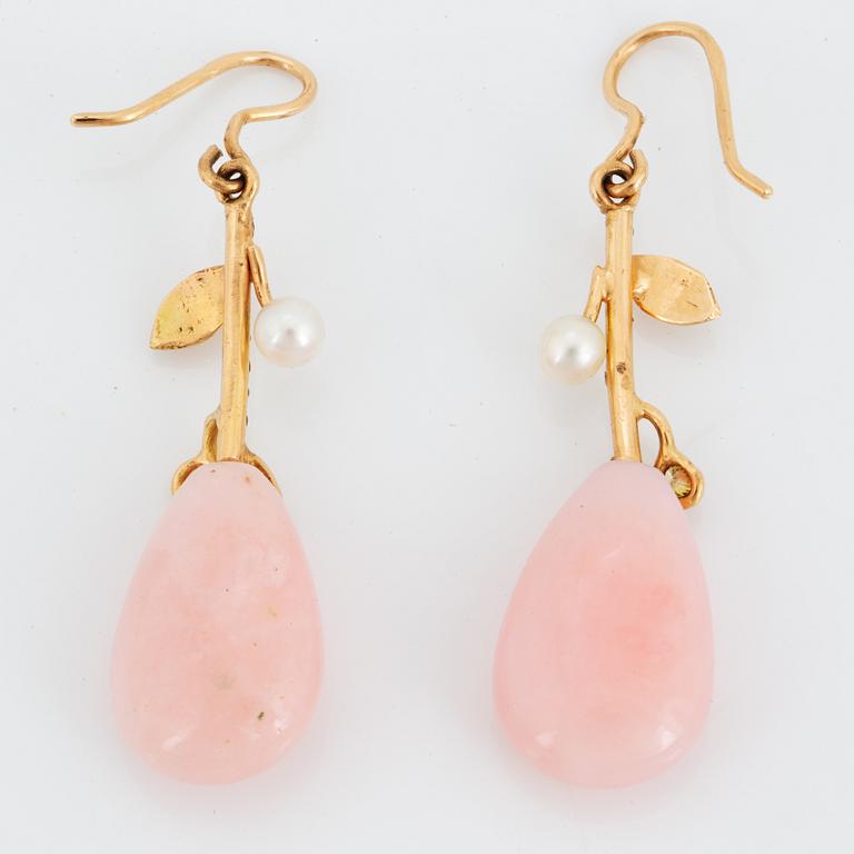 ÖRHÄNGEN, med rosa droppformade opaler, pärlor och diamanter.