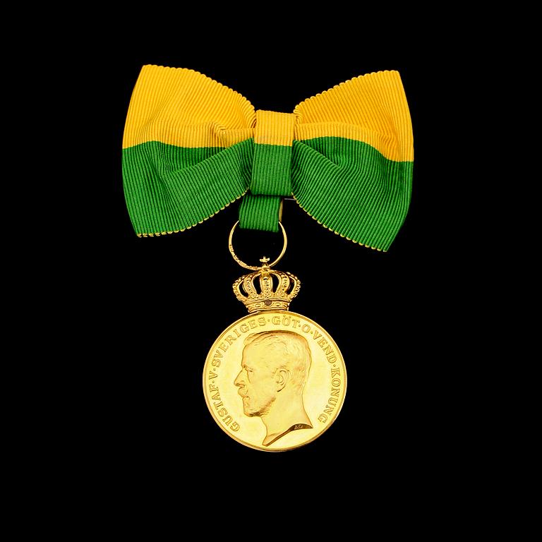 MEDALJ, 18K guld, Kungliga Patriotiska Sällskapet, 1942. Vikt ca 22 gram.
