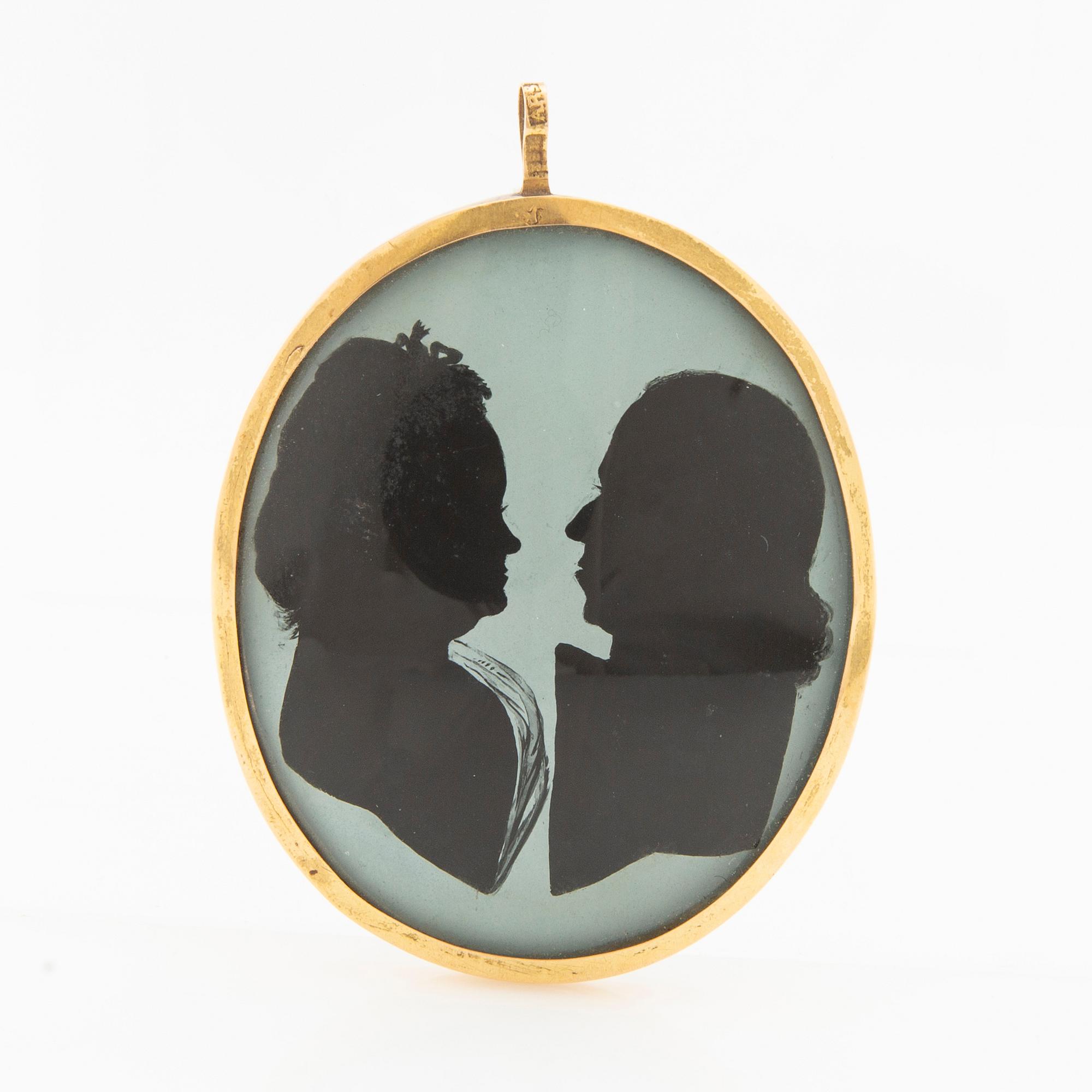 Pendant in 18K gold with silhouettes and painted bone, 19th century.
