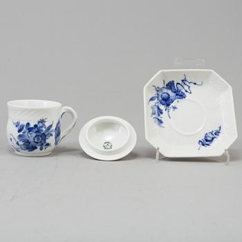 A 14 pc porcelain tableware "Blå blomst" from Royal Copenhagen.