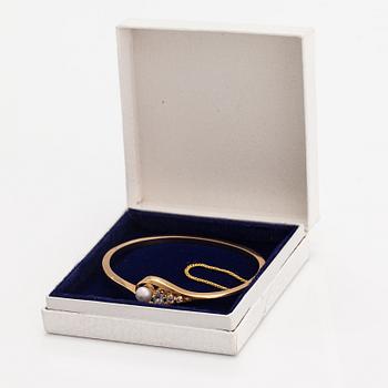 Otto Roland Mellin, An 18K gold bracelet with a cultured pearl and old-cut diamonds ca. 0.48 ct in total. Helsinki 1897.