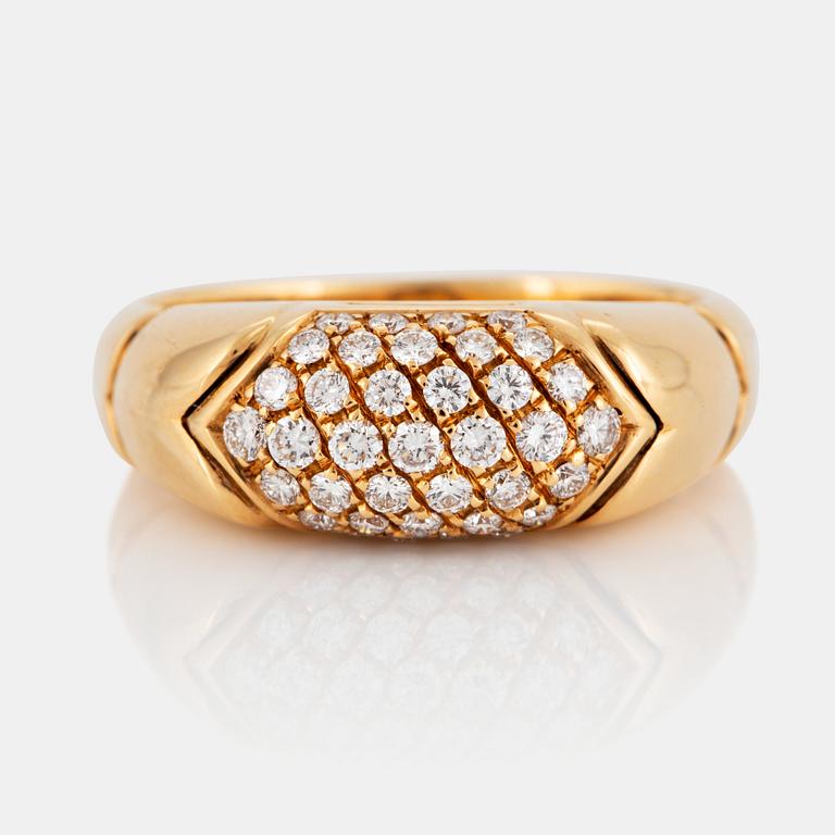 A Bulgari ring in 18K gold set with round brilliant-cut diamonds.