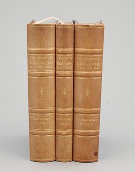 BOKVERK, 3 vol, "Keramisk handbok" av Emil Hannover, numr 511/750. Stockholm 1919-24.