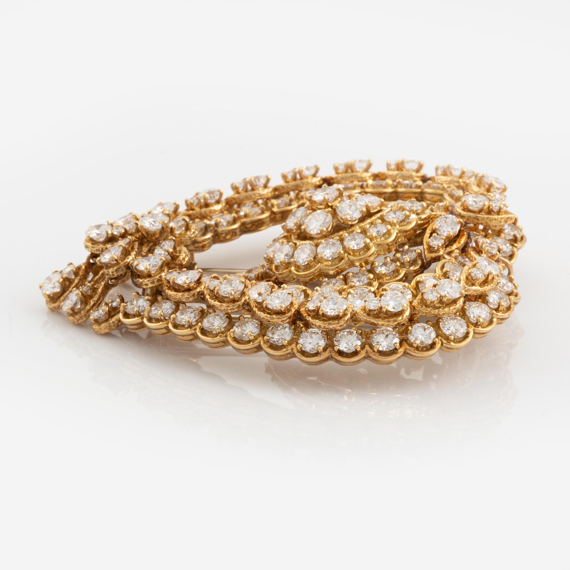 A Van Cleef & Arpels brooch/pendant  in 18K gold set with round brilliant-cut diamonds.