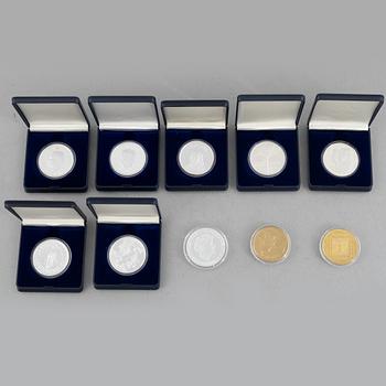 Myntsamling, minnes- och jubileumsmynt, 61 st, mestadels i silver. I tre schatull.