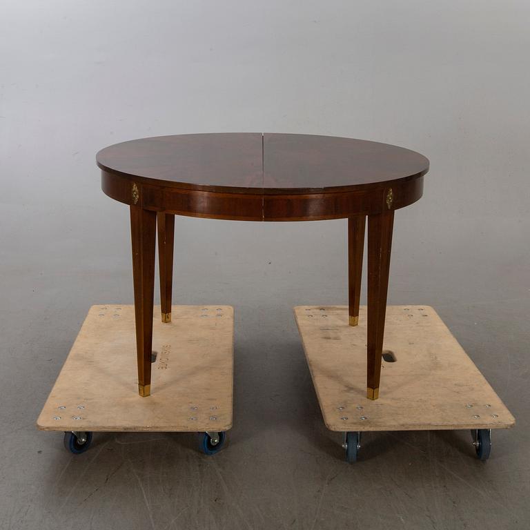 MATBORD, gustaviansk stil, mahognyfanerat, 1900-talets första hälft. 4 iläggsskivor medföljer.