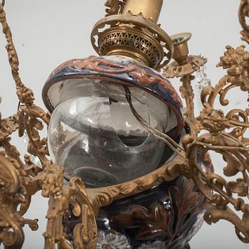 TAKLAMPA, majolika. Omkring 1900.