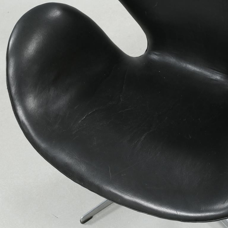 A 1960s armchair, "Svanen", by ARNE JACOBSEN, Fritz Hansen, Denmark.