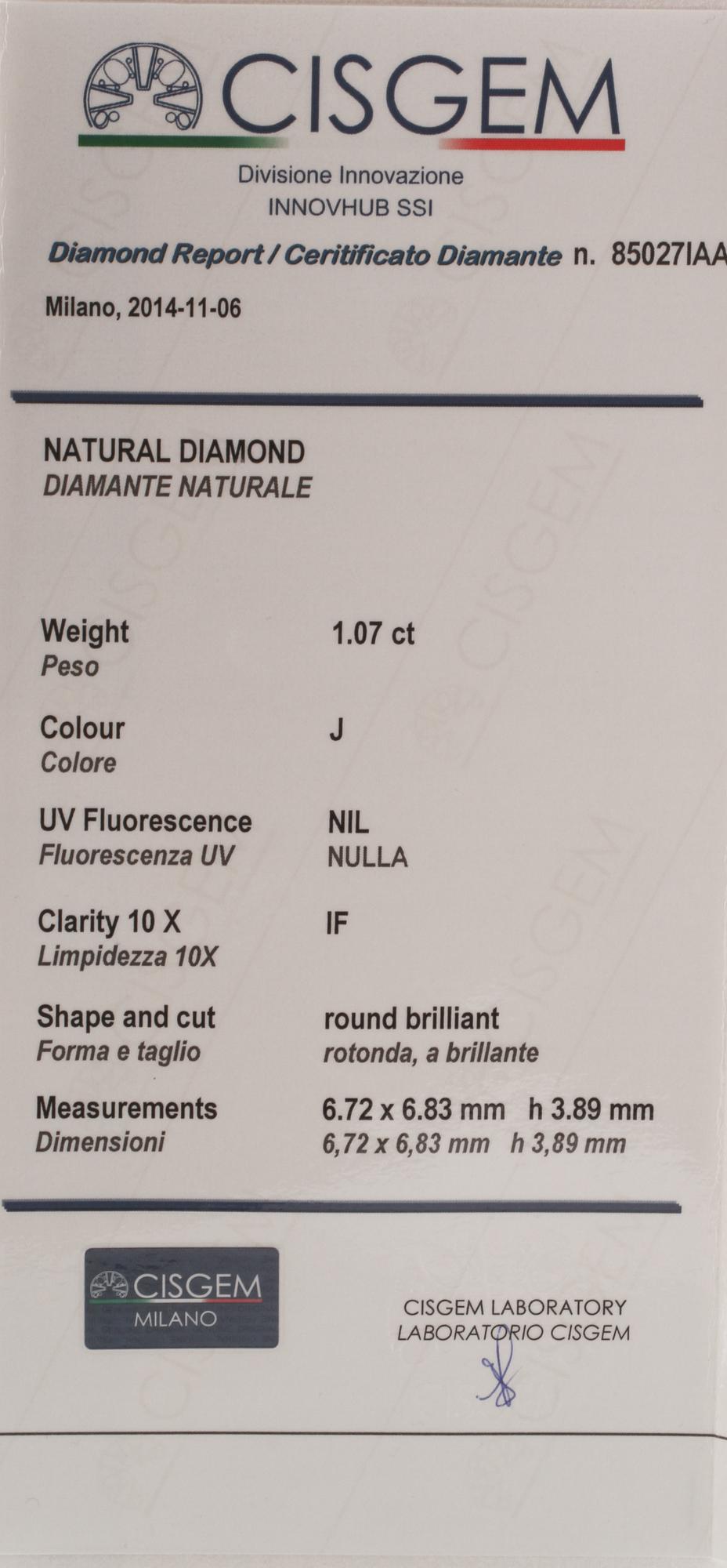RING, 18K vitguld med briljantslipad diamant 1.07 ct samt små briljantsliapde diamanter 0.28 ct. Vikt 3.3 gram.