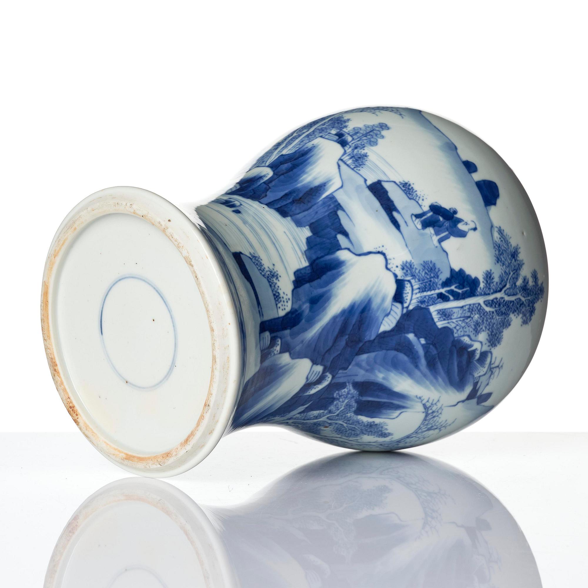 A blue and white vase, Qing dynasty, Kangxi (1662-1722).