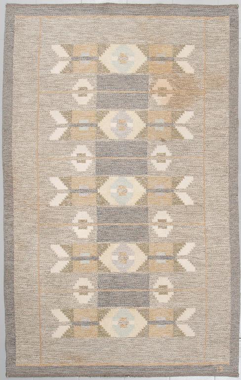 INGEGERD SILOW, a flatweave rug, signed IS, second half of the 20th century, 245 x 155 cm.