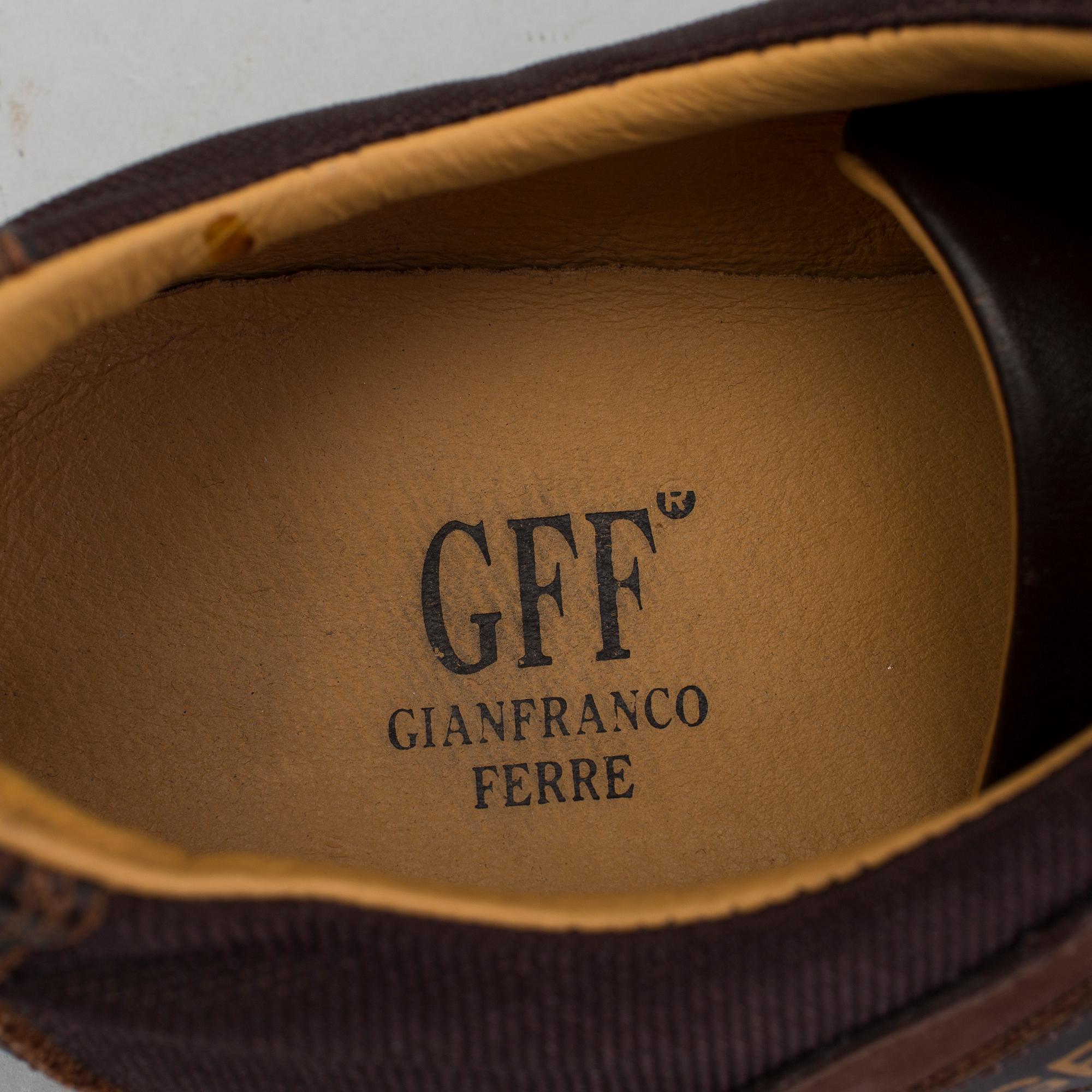 a pair of sneakers by Gianfranco Ferre. - Bukowskis