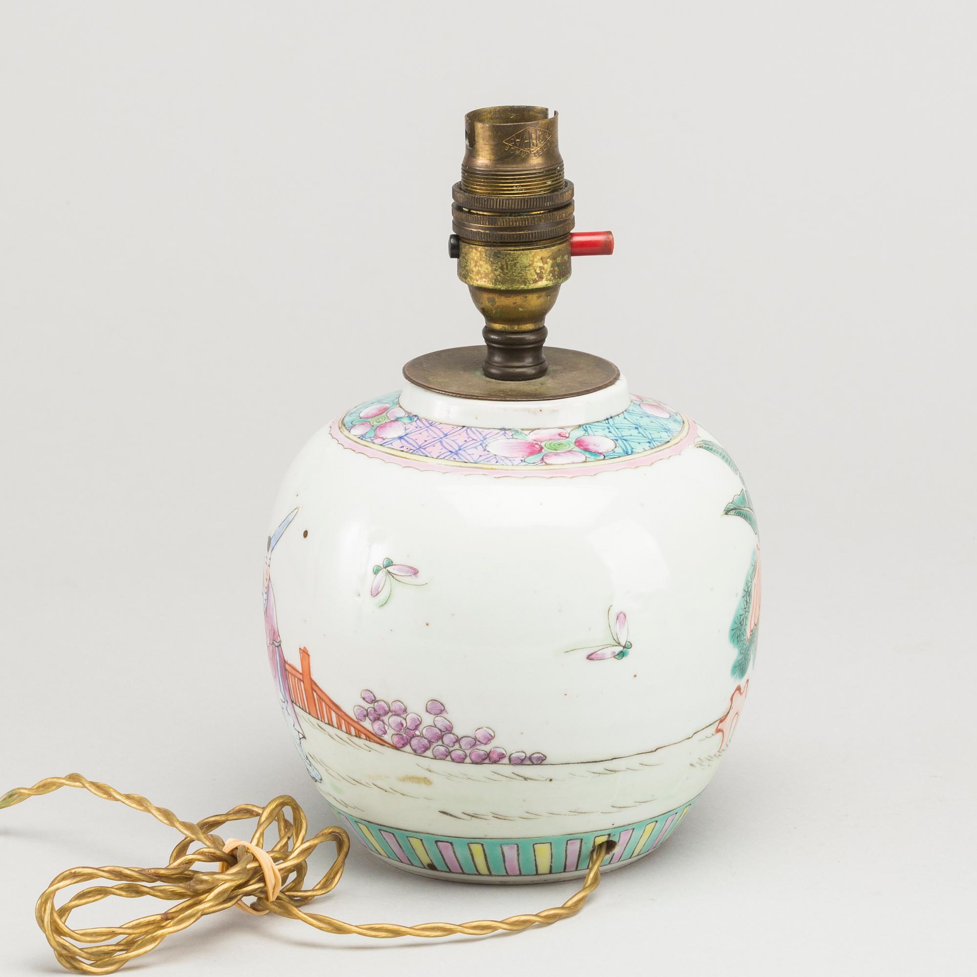 A SET OF 3 CHINESE PORCELAIN FROM THE 18/19TH CENTURY.