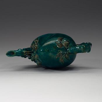 A turkoise glazed peach shaped cadogan pot, late Qing dynasty (1644-1912).