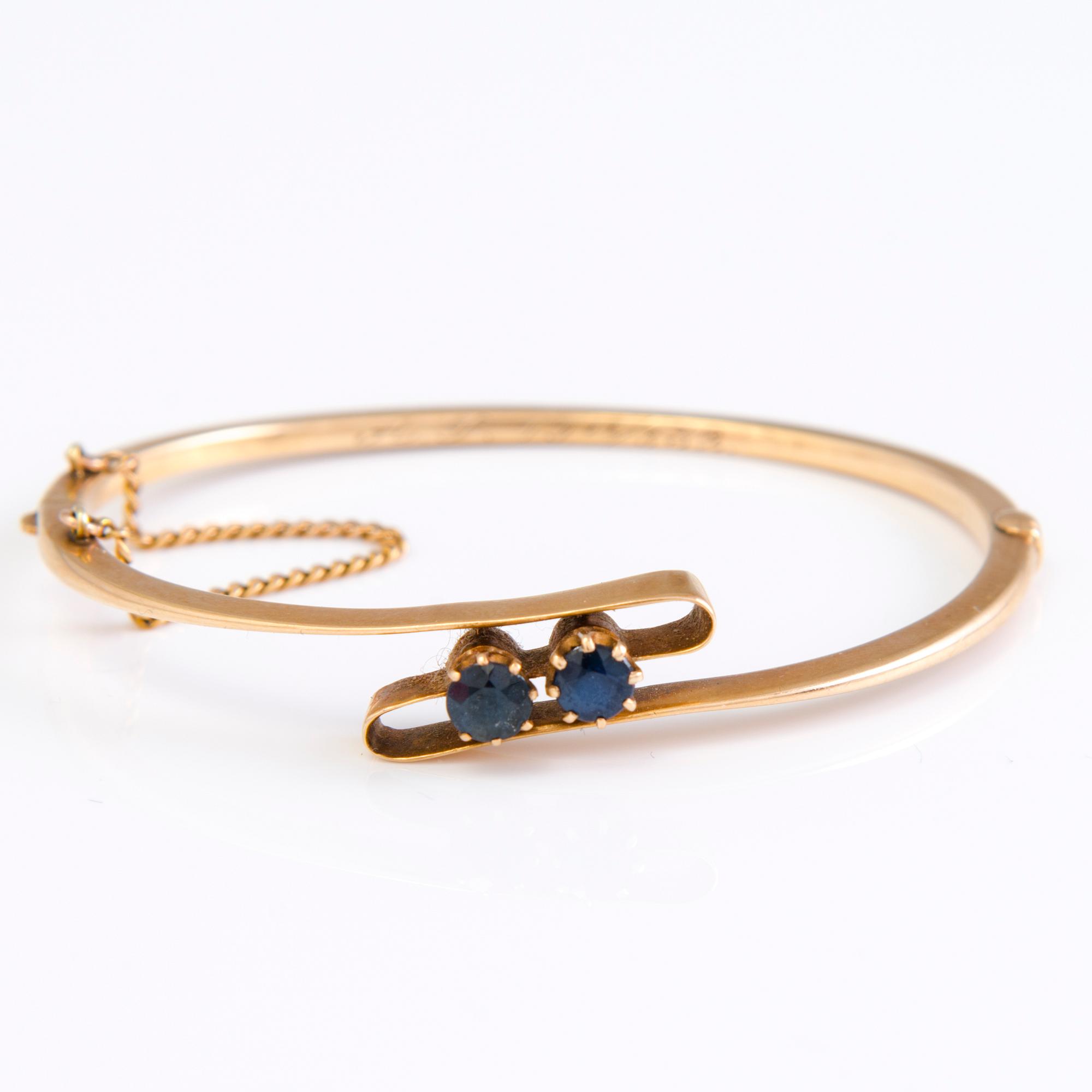 ARMRING, 14K guld med två safirer, stämplad på kyrilliska Bok, S:t Petersburg, sent 1800-tal.
