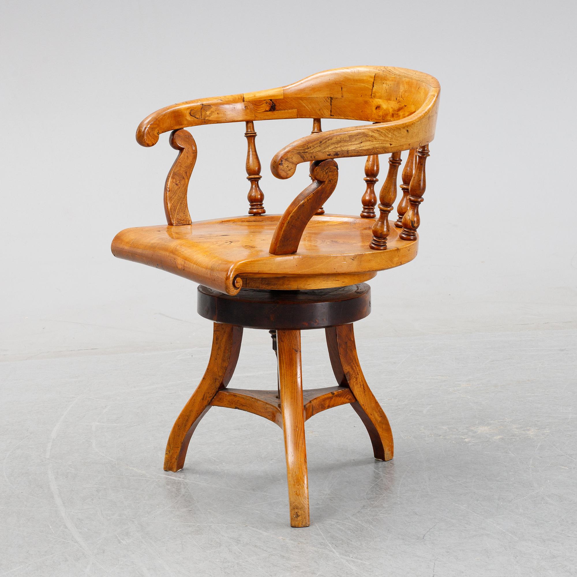 A swivel office chair, end of the 19th Century.