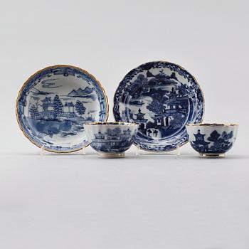 TESKÅLAR med fat, 2 st, snarlika, porslin, Kina, Qianlong 1736-1795.