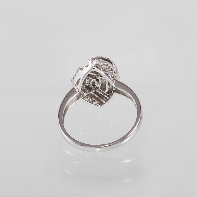 RING, 18k vitguld med briljant och baguettslipade diamanter, 0.41 ct. Vikt 3,0 g.