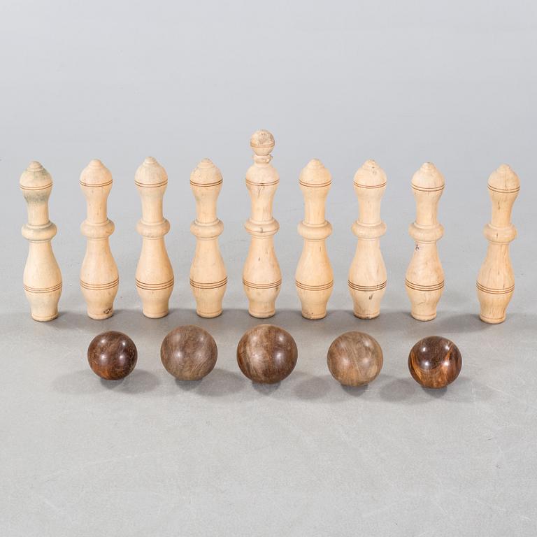 A nine-pin bowling set, 20th century.