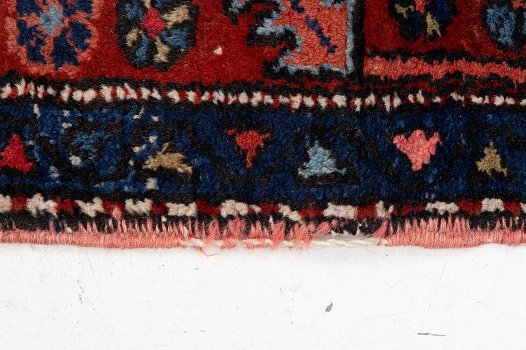 A runner carpet, 435 x 108 cm.