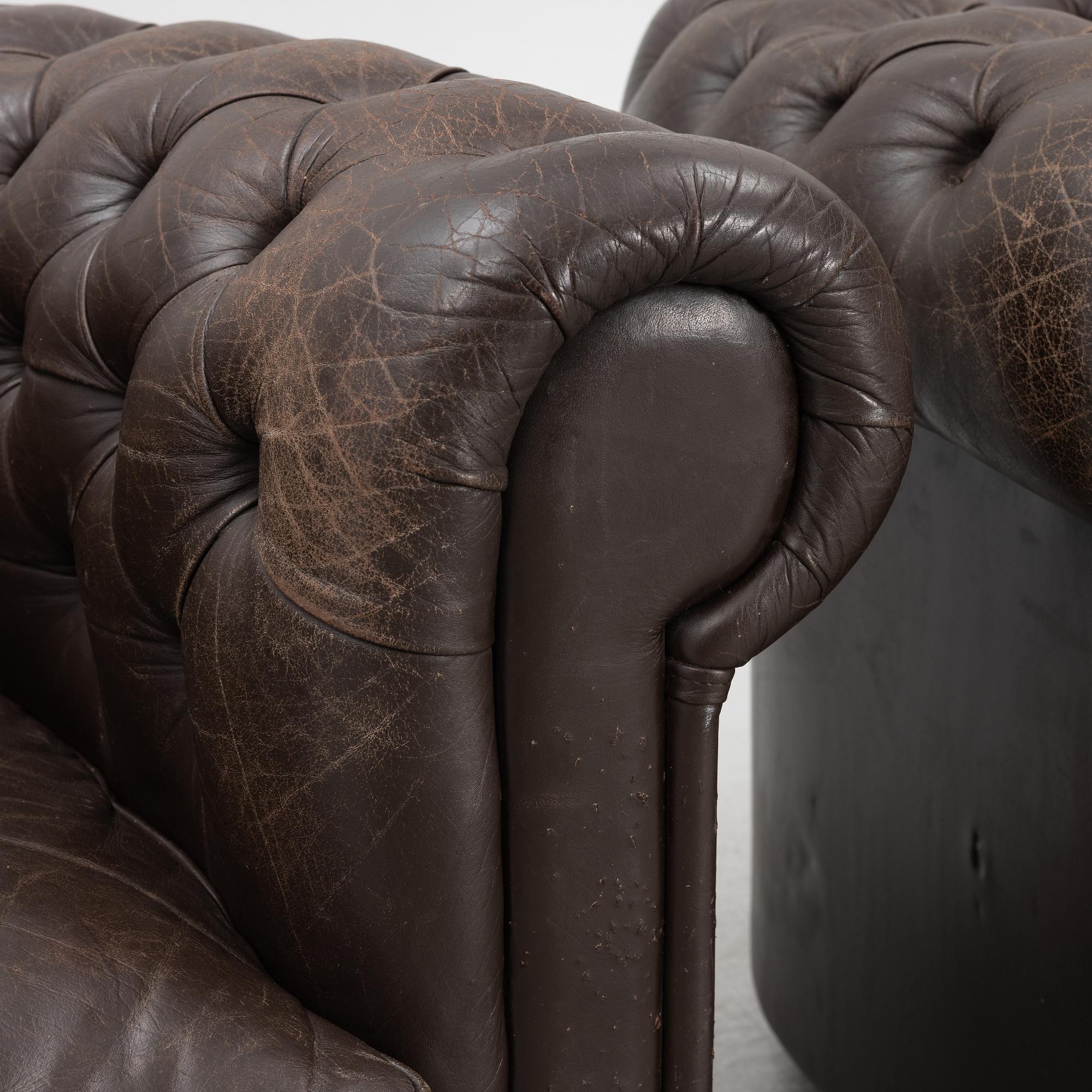 Fåtöljer, ett par, Chesterfieldmodell, OY BJ Dahlqvist AB, BD Furniture, Jakobstad, Finland, 1900-talets andra hälft.