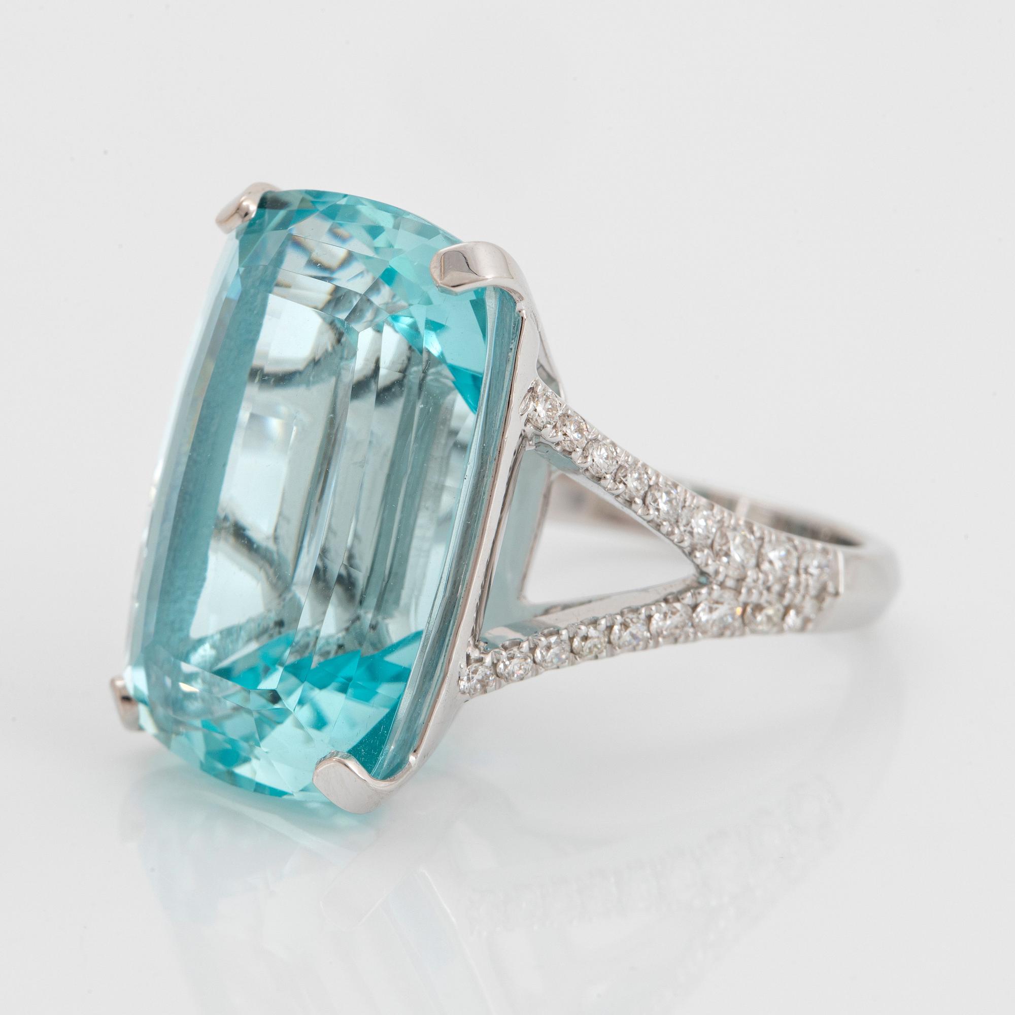 An 18K white gold ring set with a faceted aquamarine weight 29.09 cts.