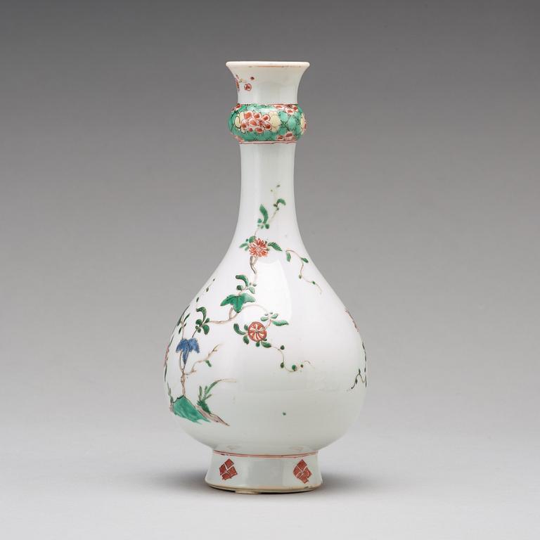 VAS, porslin. Qing dynastin, Kangxi (1662-1722).