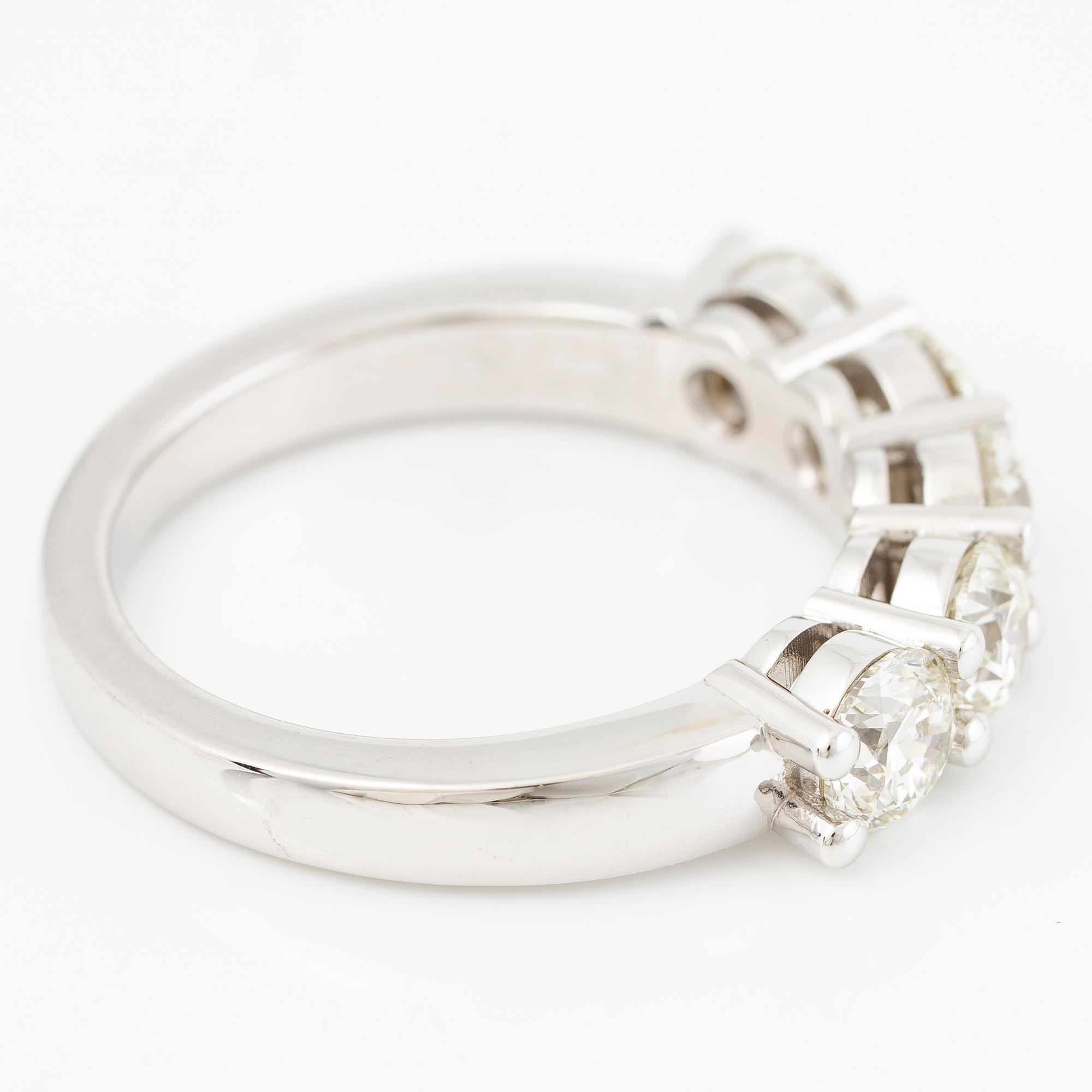 Half eternity ring, 18K white gold set with five brilliant-cut diamonds.