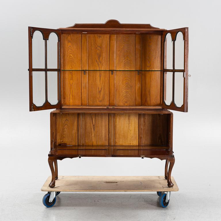 A dispay cabinet, first part of the 20th Century.