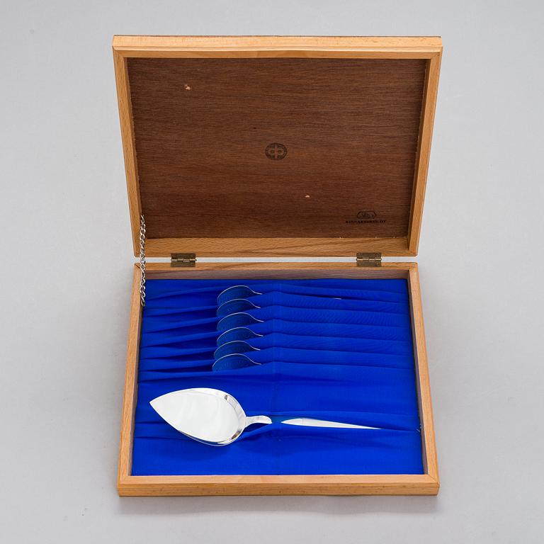 Tapio Wirkkala, a 'Marski' silver cake server with six coffee spoons in the original box. Kultakeskus, Hämeenlinna 2002.