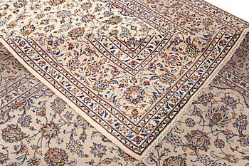A Kashan carpet, ca. 405 x 295 cm.