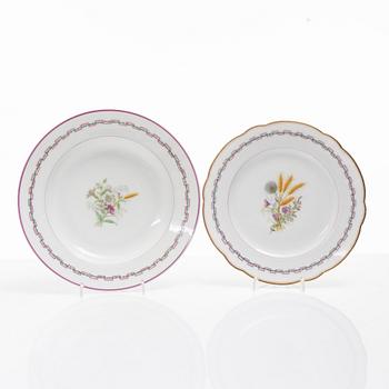 A 106-piece dinner service, circa 1900.