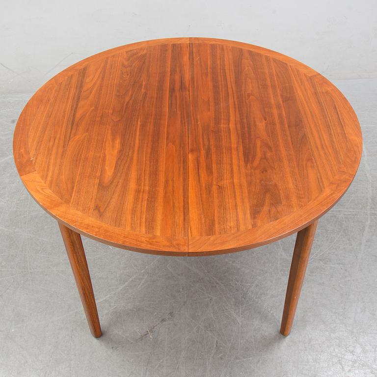 Matbord, fanerat med valnöt, 1900-talets andra hälft,