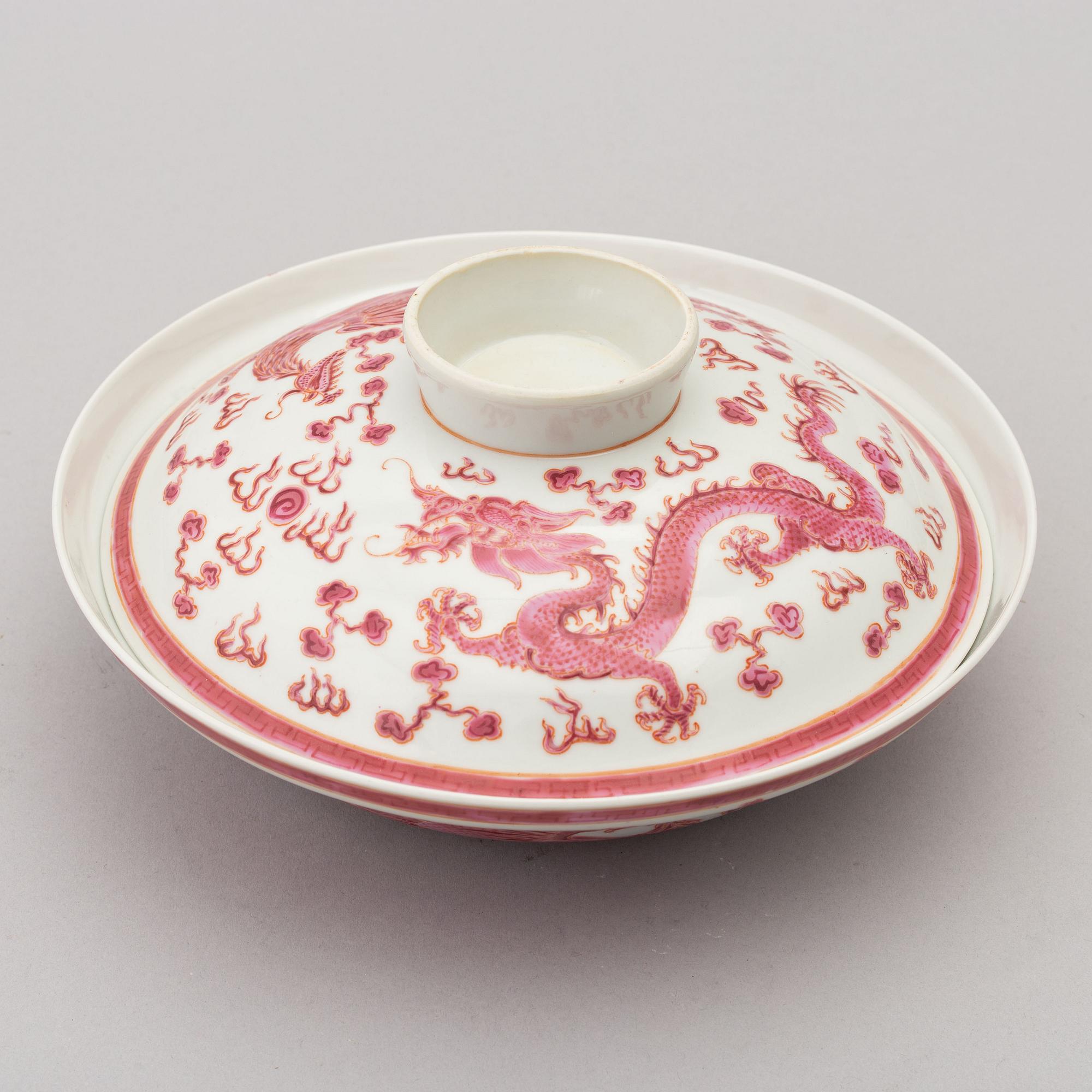A Chinese porcelain bowl with cover, presumably early 20th century.