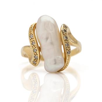 18K gold ring with pearl and diamonds.