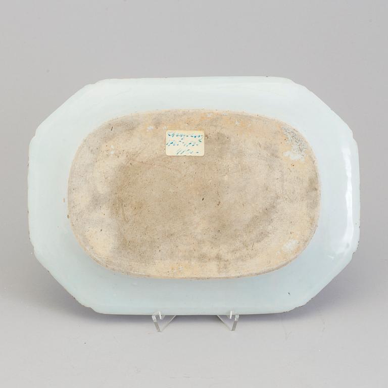 A blue and white serving dish, Qing dynasty, Qianlong (1736-95).