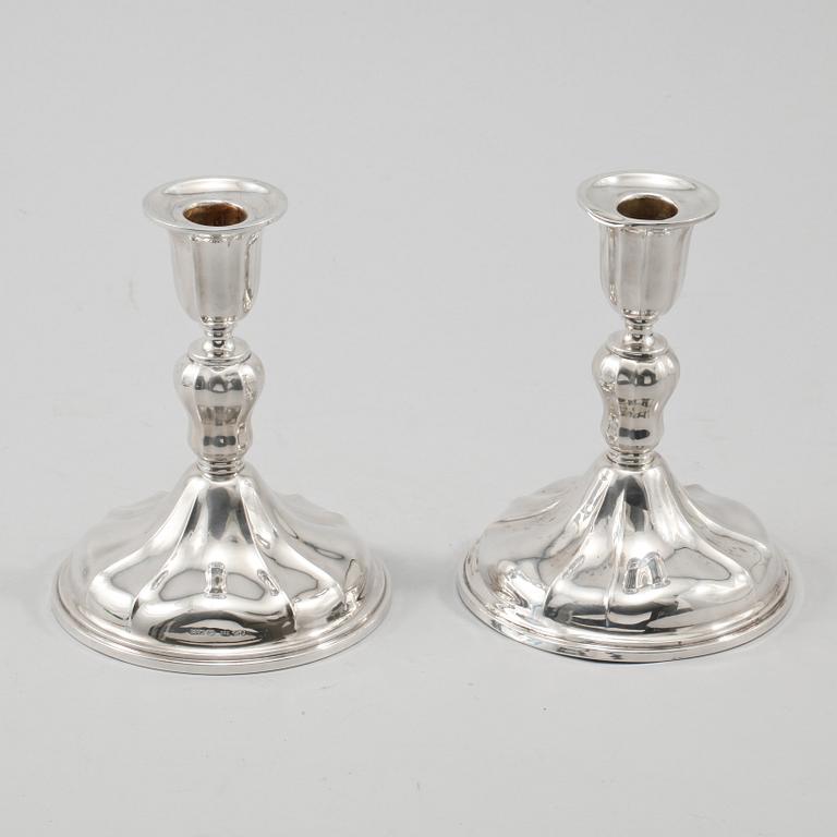 LJUSSTAKAR, ett par, silver, rokokostil, importstämpämplade, 1900-tal.