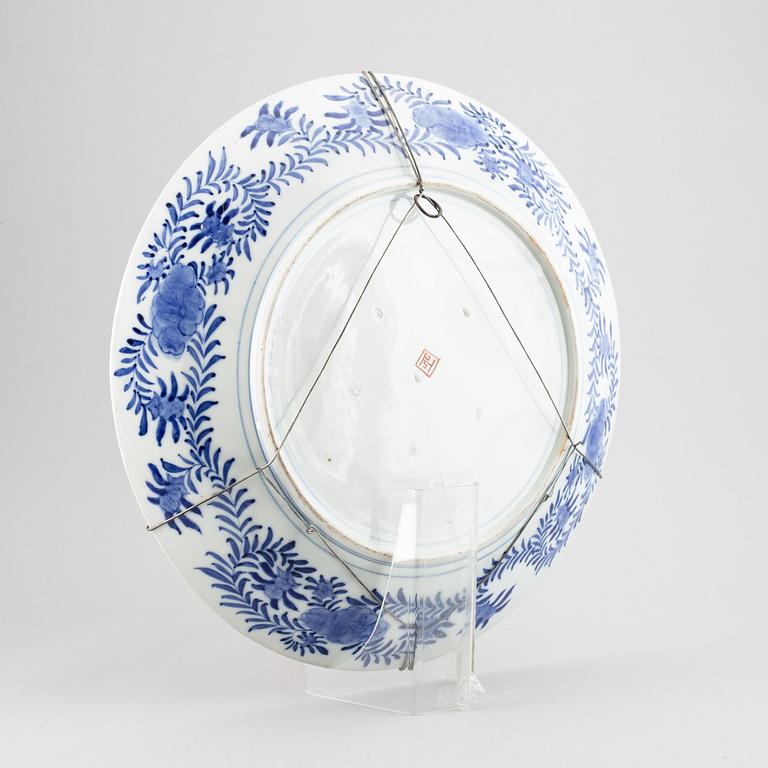 A Japanese imari serving dish, 20th century.