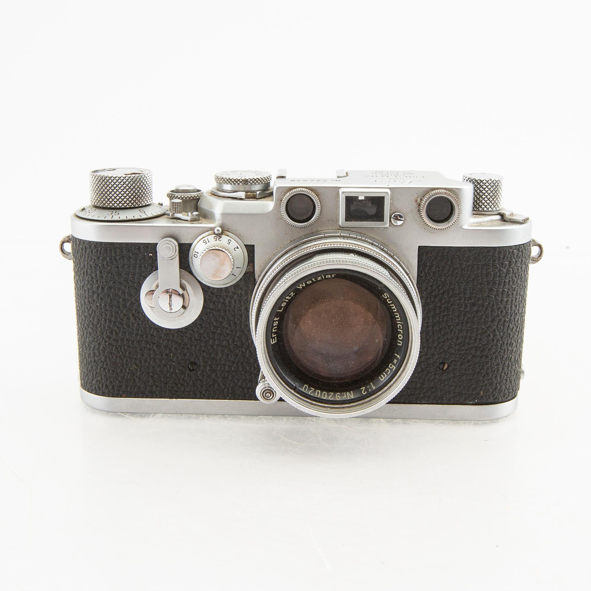 Kameror 2 st samt tillbehör Leica.