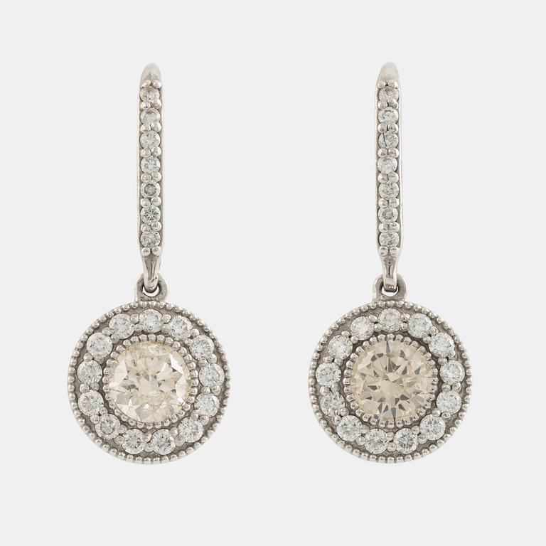 Örhängen med briljantslipade diamanter.