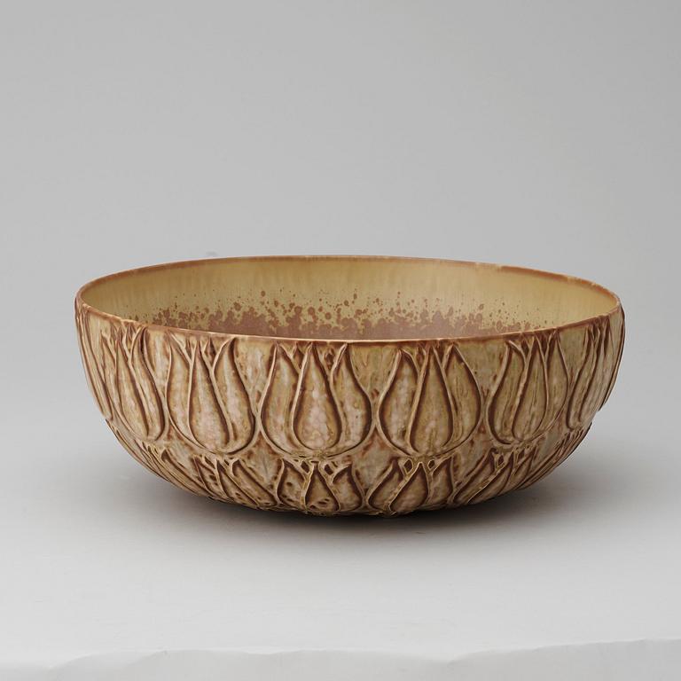 An Axel Salto stoneware bowl, Royal Copenhagen, Denmark 1961.